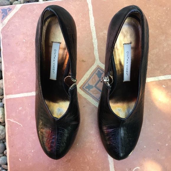 CYNTHIA VINCENT Like New Black Platform Booties - Picture 3 of 6